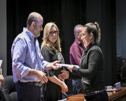 Entregan contratos de definitividad a 403 trabajadores universitarios