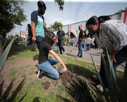 Siembra “Árbol de la esperanza” comunidad de la Preparatoria 15 frente a Casa Jalisco