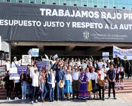 Comunidad de la Preparatoria 8 protesta con folclor mexicano afuera de Casa Jalisco