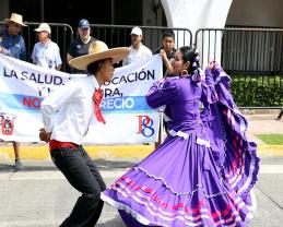 Comunidad de la Preparatoria 8 protesta con folclor mexicano afuera de Casa Jalisco 2