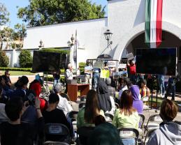 Universitarios dan segunda máster class al gobernador frente a Casa Jalisco