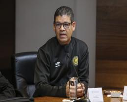 Presentan playera y medalla de la octava Carrera Leones Negros