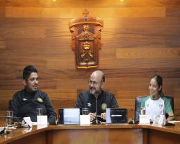 Presentan playera y medalla de la octava Carrera Leones Negros