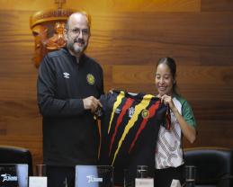 Presentan playera y medalla de la octava Carrera Leones Negros