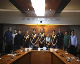Presentan playera y medalla de la octava Carrera Leones Negros