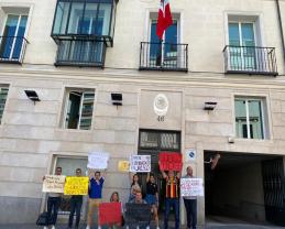 Llegan a Madrid protestas de universitarios contra el gobernador de Jalisco