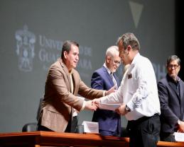 Reciben mil 234 académicos de la UdeG su definitividad