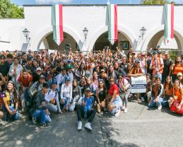 Canta y baila la Preparatoria 22 afuera de Casa Jalisco para exigir respeto por la autonomía universitaria