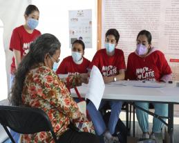 Brigadistas universitarios asesoraron y prestaron servicios de salud en las afueras de la Preparatoria 4