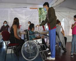 Brigadistas universitarios asesoraron y prestaron servicios de salud en las afueras de la Preparatoria 4 2