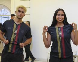 Presentan jersey y medalla de la X carrera Leones Negros 2026