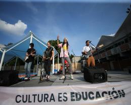 Estudiantes limpian baldío y ofrecen servicios que beneficiaron a vecinos de la Preparatoria 12 2