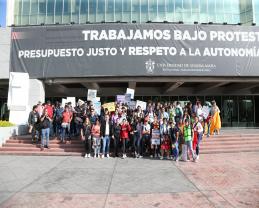 Con música, porras y batucada, la Preparatoria de Toluquilla exige respeto al presupuesto universitario