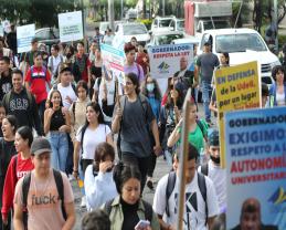 Con música, porras y batucada, la Preparatoria de Toluquilla exige respeto al presupuesto universitario