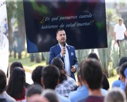 "Salud mental no es cosa de locos"; dan cátedra para prevención del suicidio afuera de Casa Jalisco