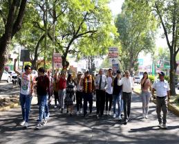 La Preparatoria de Jalisco participa con disfraces y batucada en caminata por la autonomía universitaria
