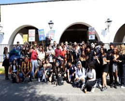 La Preparatoria de Jalisco participa con disfraces y batucada en caminata por la autonomía universitaria