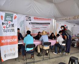 Llevan universitarios servicios de salud a vecinos de la Preparatoria de Jalisco a manera de protesta con el ejecutivo estatal
