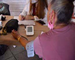 Llevan universitarios servicios de salud a vecinos de la Preparatoria de Jalisco a manera de protesta con el ejecutivo estatal