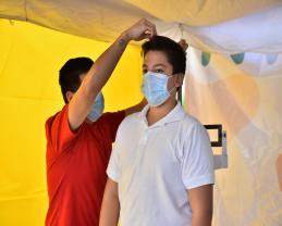 Llevan universitarios servicios de salud a vecinos de la Preparatoria de Jalisco a manera de protesta con el ejecutivo estatal