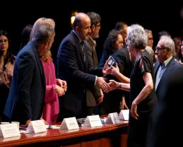 Entregan 521 galardones a académicos y administrativos de la UdeG
