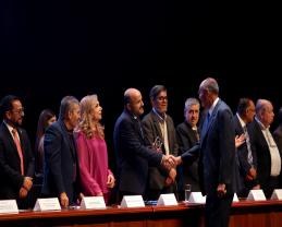 Entregan 521 galardones a académicos y administrativos de la UdeG