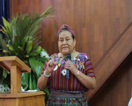 Desaprender, reaprender y enriquecer el derecho indígena; pide Rigoberta Menchú Tum en la Preparatoria de Tuxpan