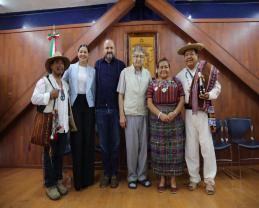 Desaprender, reaprender y enriquecer el derecho indígena; pide Rigoberta Menchú Tum en la Preparatoria de Tuxpan