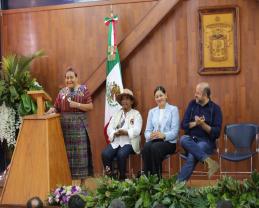 Desaprender, reaprender y enriquecer el derecho indígena; pide Rigoberta Menchú Tum en la Preparatoria de Tuxpan