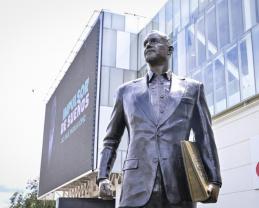 Homenajean al licenciado Raúl Padilla López al develar escultura en el CCU que evoca a su legado