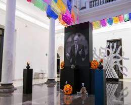 Honra el MUSA la memoria de Raúl Padilla con ofrenda por el Día de Muertos