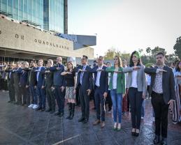 Celebra la UdeG el Día de la Bandera con himno nacional en lengua wixárika