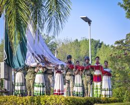 Celebra la UdeG el Día de la Bandera con himno nacional en lengua wixárika