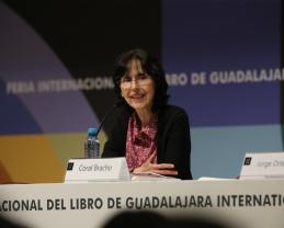 Dialoga la Premio FIL de Literatura en Lenguas Romance, Coral Bracho, con Mil Jóvenes en la FIL Guadalajara