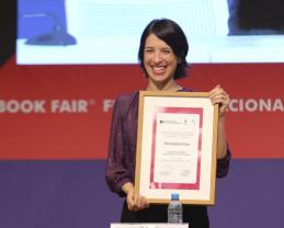 La escritora colombiana María Ospina Pizano recibió el Premio Sor Juana Inés de la Cruz
