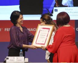 La escritora colombiana María Ospina Pizano recibió el Premio Sor Juana Inés de la Cruz