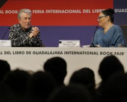 Los jóvenes conversan y ríen con Jordi Serra i Fabra en la FIL Guadalajara