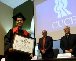 Ian González Santos recibe su título universitario; es el egresado más joven en la historia de la UdeG