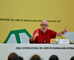 Habla Rosa Montero de libros, salud mental, de la imaginación y la IA con mil jóvenes en la FIL Guadalajara