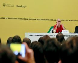 Habla Rosa Montero de libros, salud mental, de la imaginación y la IA con mil jóvenes en la FIL Guadalajara