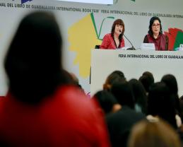 Habla Rosa Montero de libros, salud mental, de la imaginación y la IA con mil jóvenes en la FIL Guadalajara