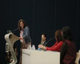 Habla Rosa Montero de libros, salud mental, de la imaginación y la IA con mil jóvenes en la FIL Guadalajara