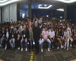 Mil Jóvenes con Felice Bauer y Gregorio Samsa