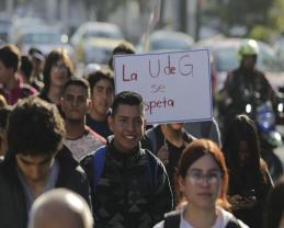 Un Alfaro de papel encabezó la marcha en la que la Preparatoria de Jalisco exigió respeto a la autonomía universitaria