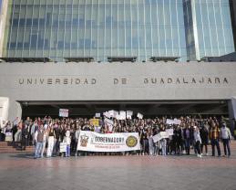 Un Alfaro de papel encabezó la marcha en la que la Preparatoria de Jalisco exigió respeto a la autonomía universitaria