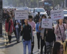 Un Alfaro de papel encabezó la marcha en la que la Preparatoria de Jalisco exigió respeto a la autonomía universitaria