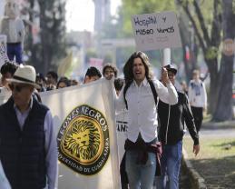 Un Alfaro de papel encabezó la marcha en la que la Preparatoria de Jalisco exigió respeto a la autonomía universitaria