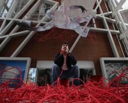Develan escultura El portador del conocimiento en la Biblioteca Pública del Estado de Jalisco Juan José Arreola