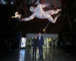 Develan escultura El portador del conocimiento en la Biblioteca Pública del Estado de Jalisco Juan José Arreola