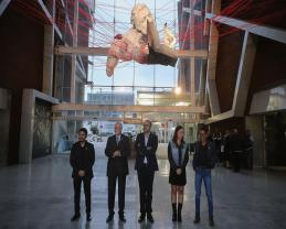 Develan escultura El portador del conocimiento en la Biblioteca Pública del Estado de Jalisco Juan José Arreola